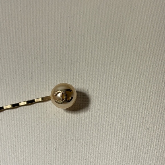 Chanel pair of bobby pins (camelias and pearl) - in original box - Picture 2 of 8